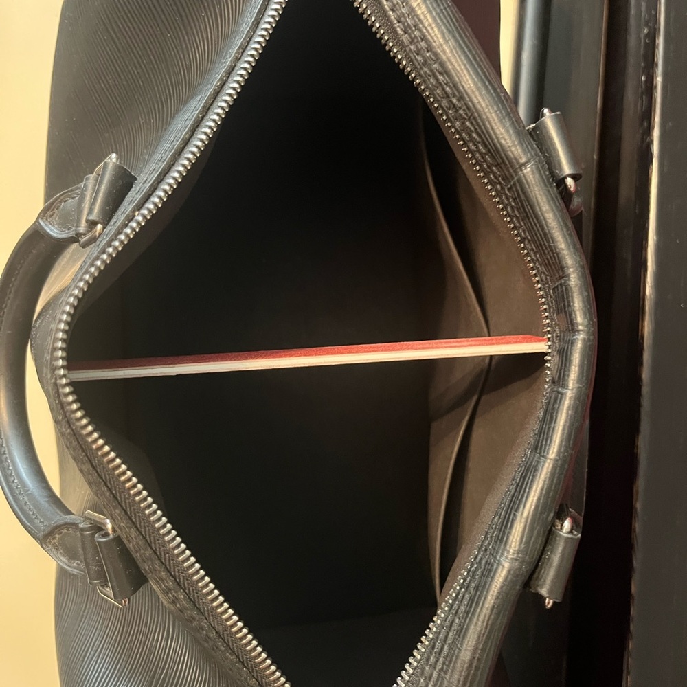 Elegant Black Leather Men's Bag